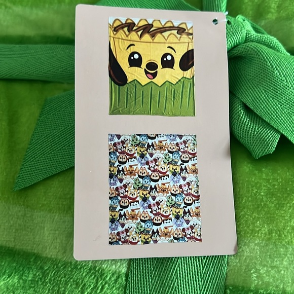 Disney Munchlings Pluto Snacks Eats Peanut Butter Cup Green Yellow Throw Blanket - Picture 6 of 10
